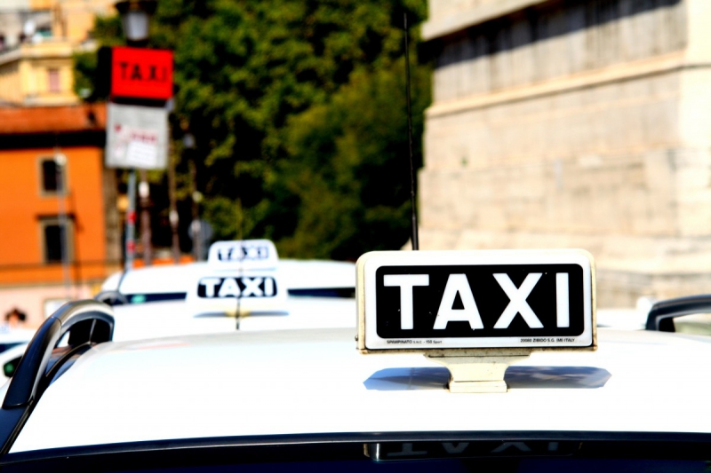 taxis-GAREOULT-min_taxi_auto_rome_road_white-1051610